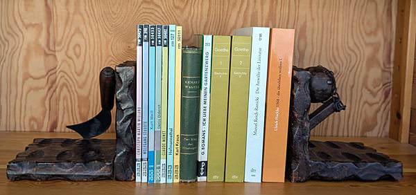 Buchstützen Mittelalter Kettenkugel und Sichel