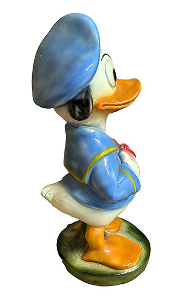 Figur Donald auf grünem Sockel