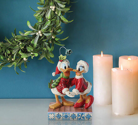 Donald Duck and Daisy Duck unter dem Mistelzweig "Merry Mistletoe" (DISNEY TRADITIONS) Weihnachtsfigur
